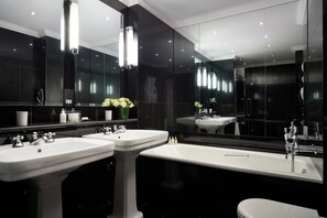 普通套房 | 浴室 | 淋浴/浴缸二合一、名牌盥洗用品、吹風機、浴袍