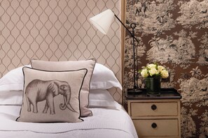 Suite junior | Sábanas italianas Frette, ropa de cama de alta calidad y minibar 
