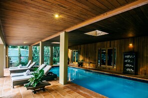 Una piscina al aire libre (de 07:00 a 22:00), tumbonas