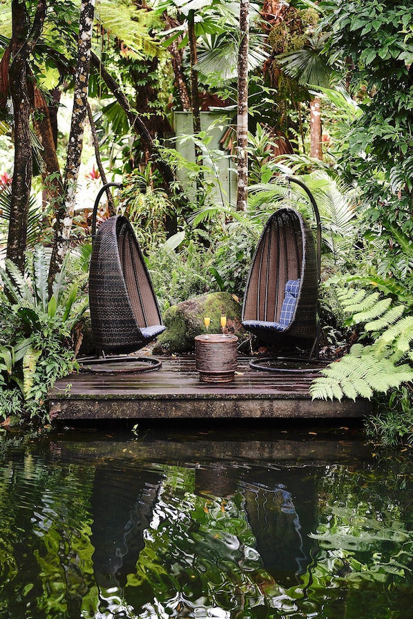 Restaurante con mesas al aire libre 