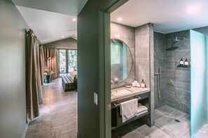 Kamer | Badkamer | Een douche, gratis toiletartikelen, een haardroger, badjassen