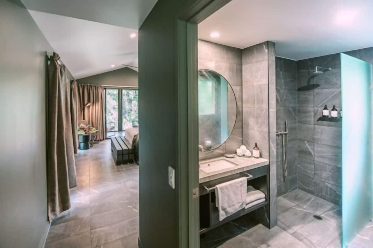 Baño | Regadera, amenidades de baño gratuitas, secadora de cabello, batas