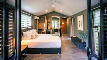 Habitación | Ropa de cama hipoalergénica, escritorio, tabla de planchar con plancha