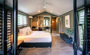 Lagoon Treehouse | Hypo-allergenic bedding, desk, iron/ironing board, rollaway beds