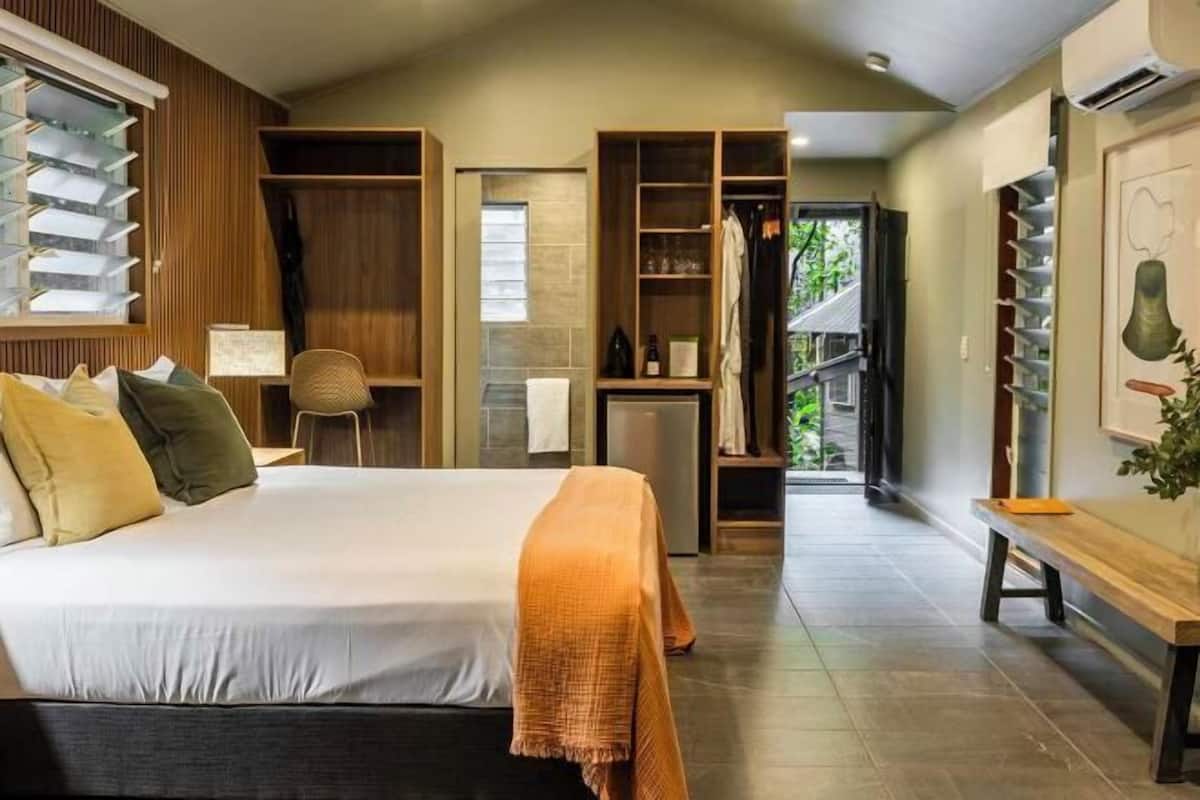 Ropa de cama hipoalergénica, escritorio y tabla de planchar con plancha