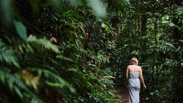 Una donna che cammina lungo un sentiero nel bosco.
