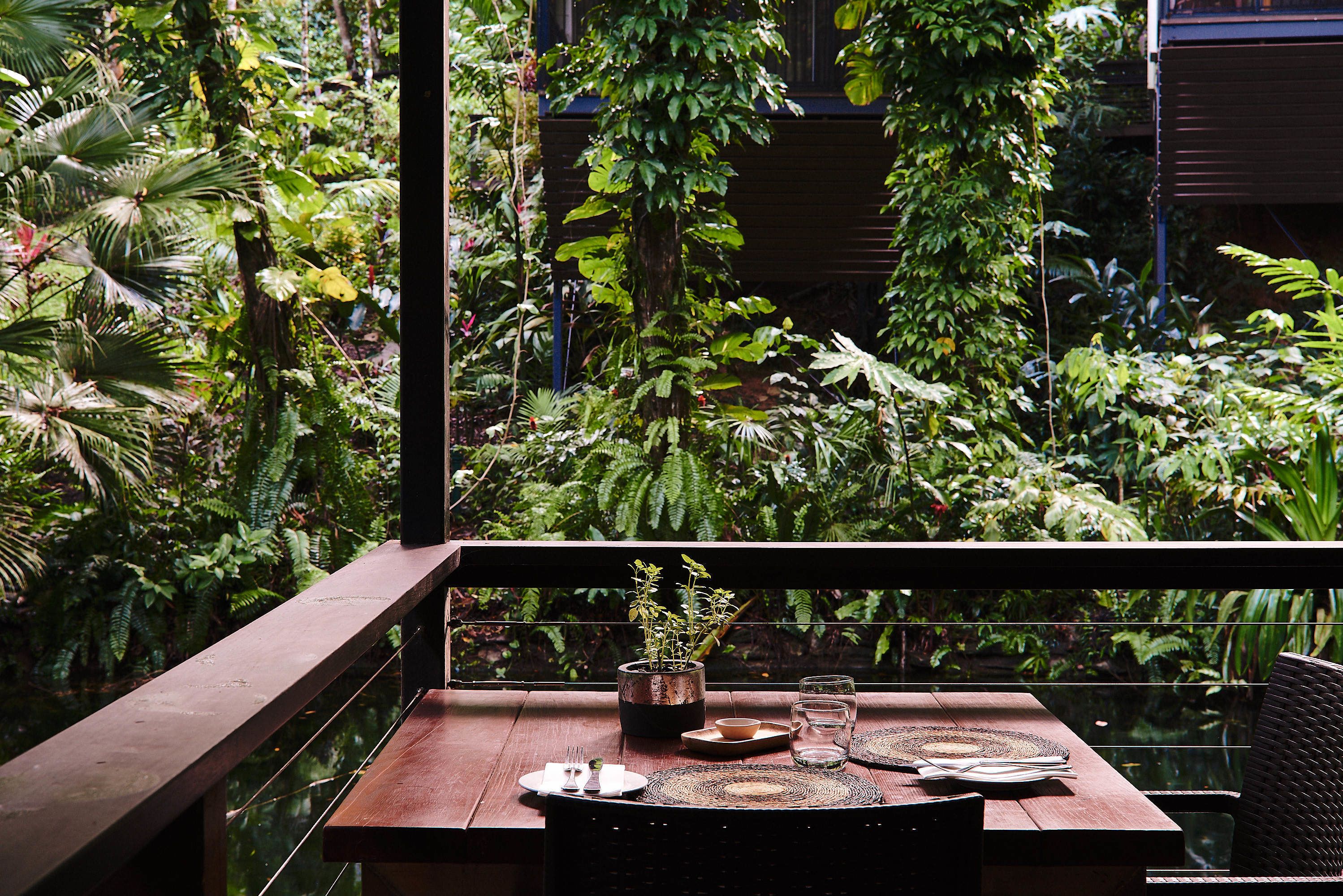 Melayani sarapan, makan siang, makan malam; dengan pemandangan taman