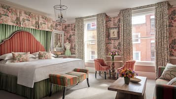 Bộ đồ giường cao cấp, minibar, két bảo mật tại phòng