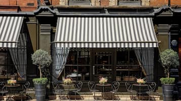 حيث تُقدم وجبات الإفطار، الغداء، العشاء، الأطباق العالمية