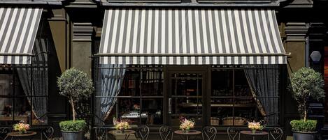 Breakfast, lunch, dinner served; international cuisine