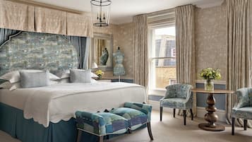 أغطية فراش متميزة وميني بار وخزنة داخل الغرفة وطراز فريد لكل وحدة