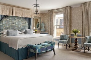 Sengetøy av topp kvalitet, minibar og safe på rommet