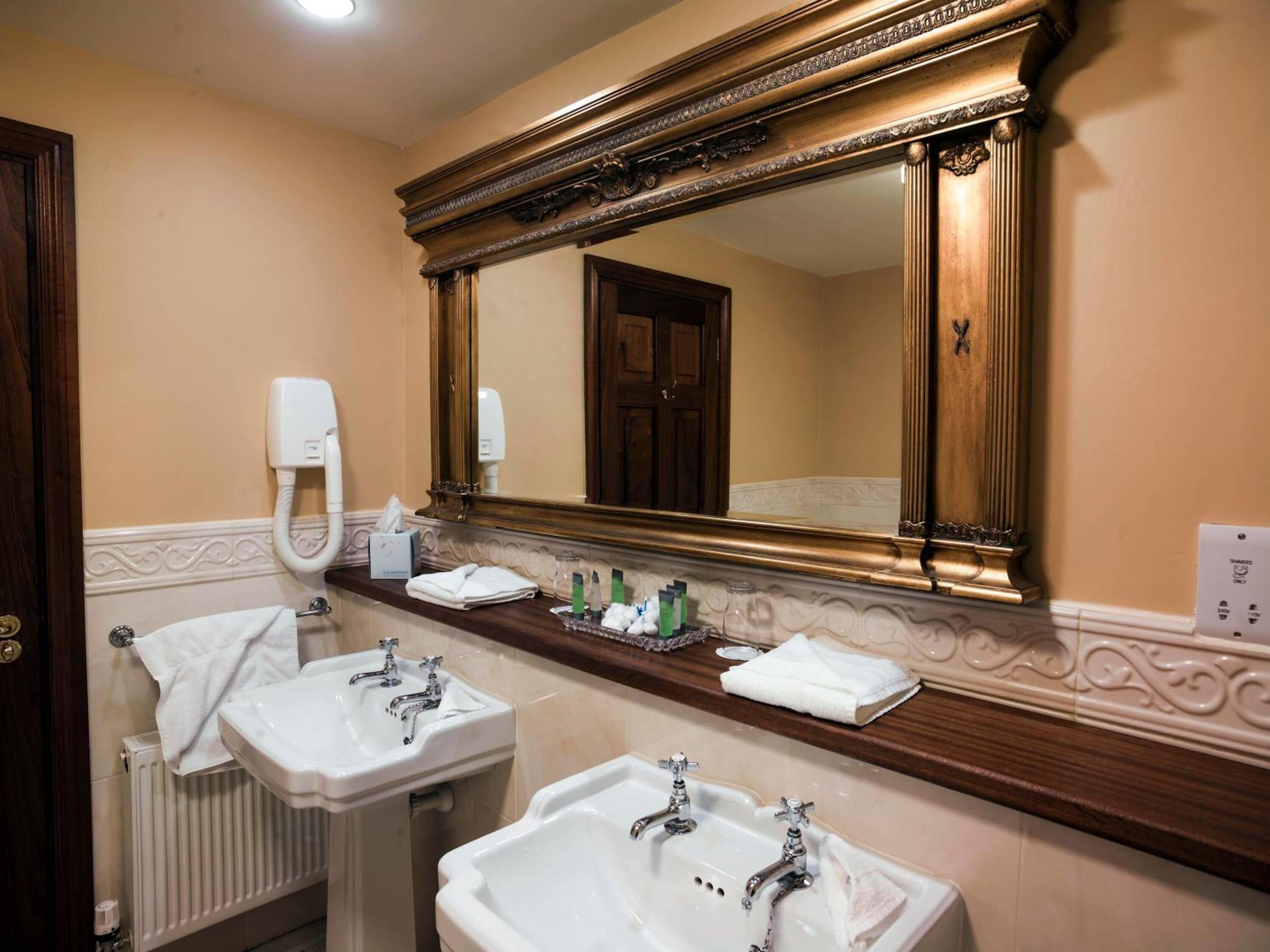 combined shower/bathtub, deep-soaking bathtub, free toiletries