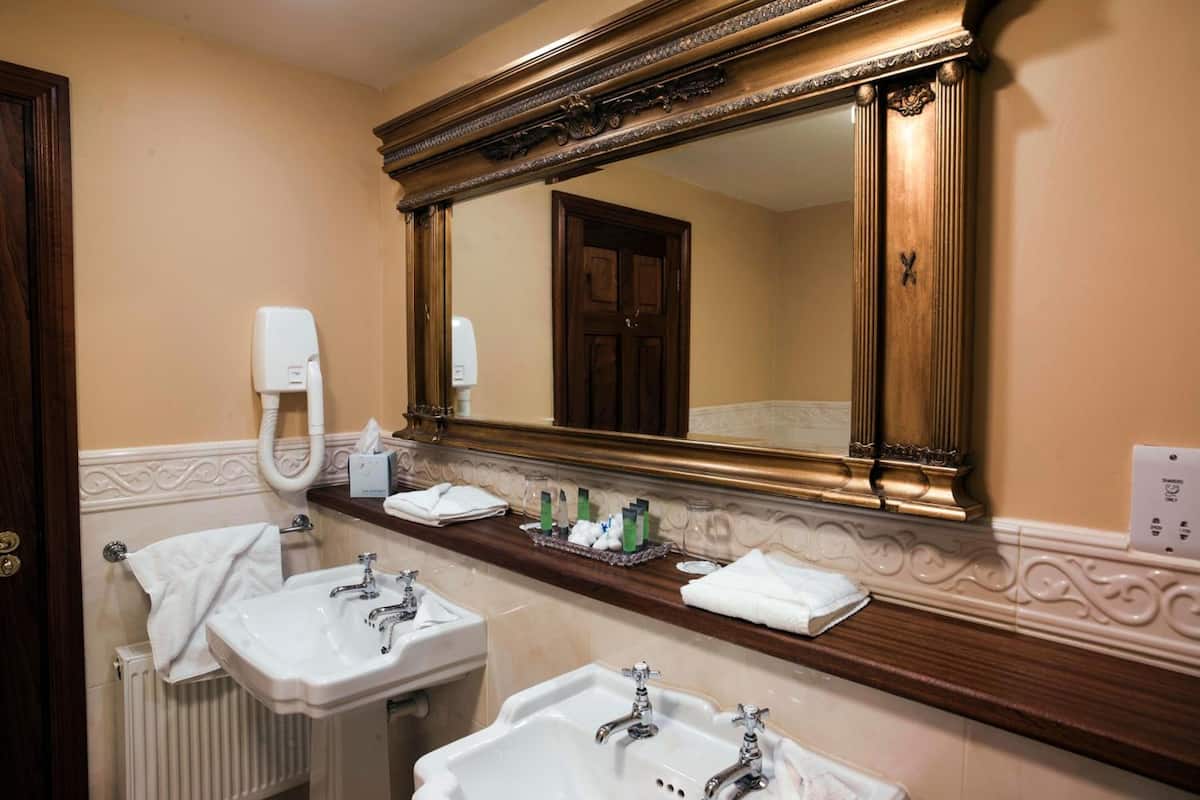 combined shower/bathtub, deep-soaking bathtub, free toiletries