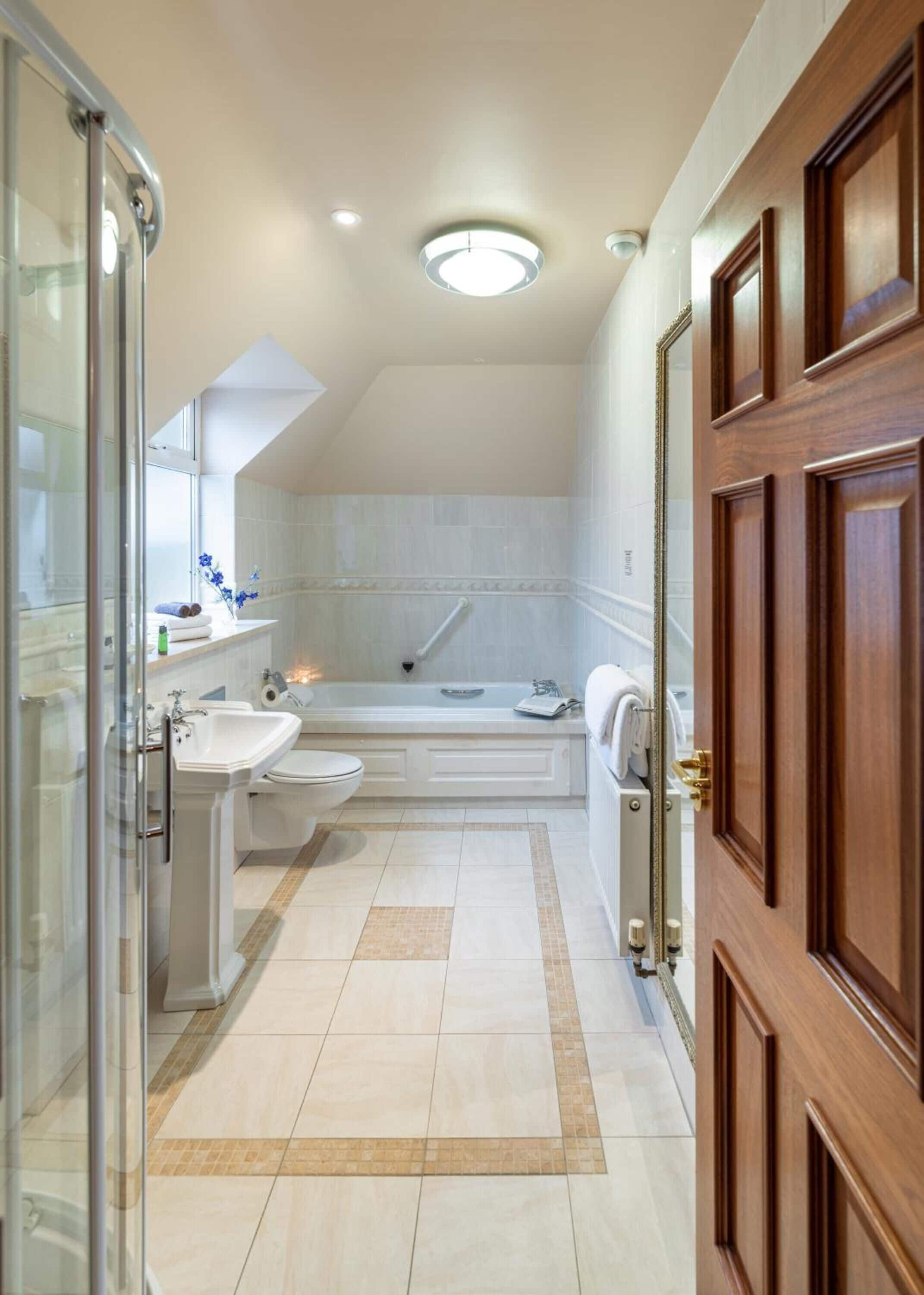 combined shower/bathtub, deep-soaking bathtub, free toiletries