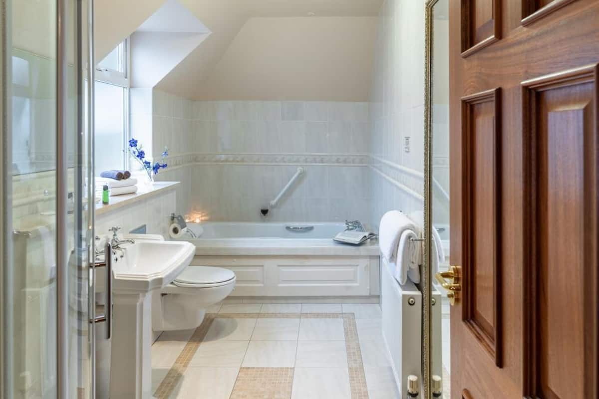 combined shower/bathtub, deep-soaking bathtub, free toiletries