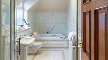 Bañera con ducha, bañera profunda, artículos de tocador gratuitos