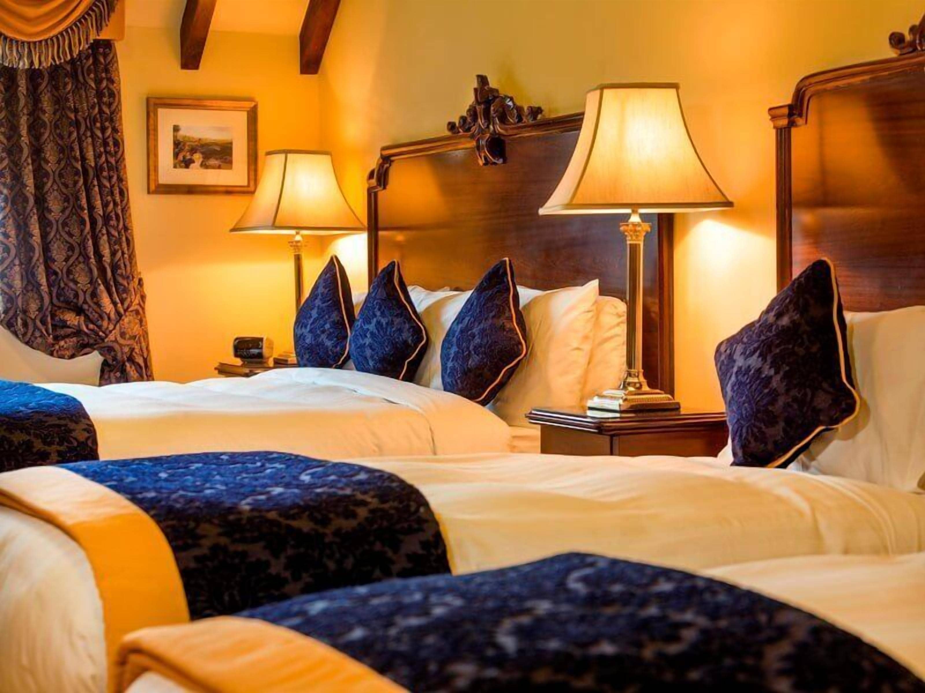 Værelse til 3 personer | Premium-sengetøj, pengeskab på værelset, individuelt design