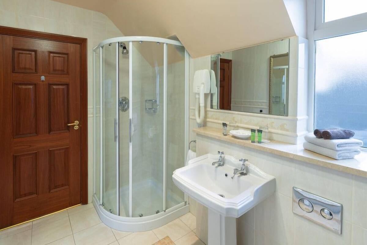 combined shower/bathtub, deep-soaking bathtub, free toiletries