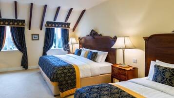 Driepersoonskamer | Luxe beddengoed, een kluis op de kamer, individueel gedecoreerd