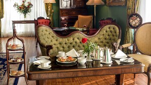 Lobby-lounge