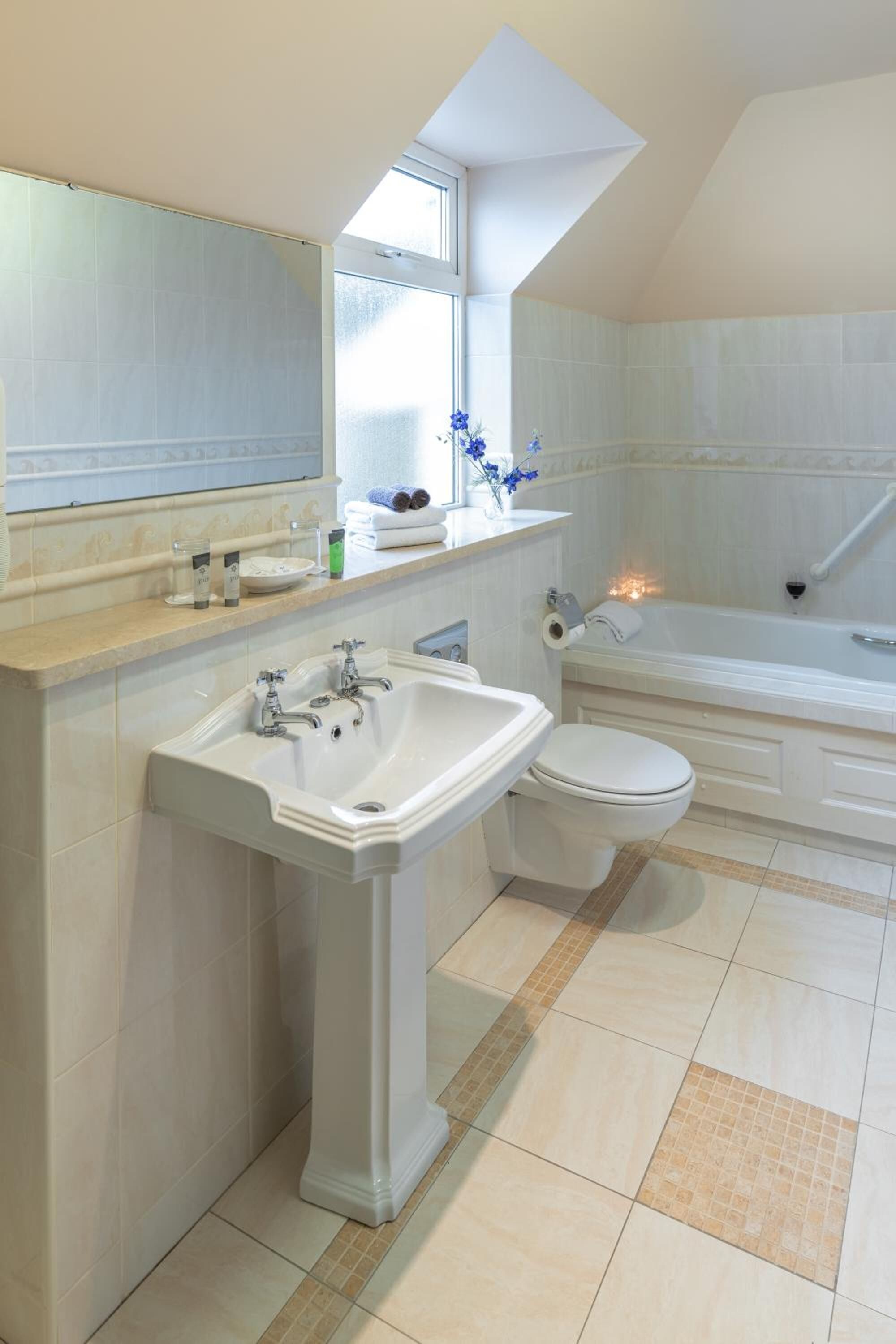 combined shower/bathtub, deep-soaking bathtub, free toiletries