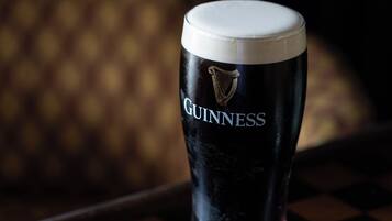 Un vaso de Guinness sobre una mesa a cuadros.