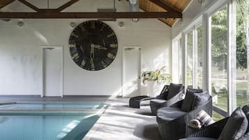 Indoor pool, sun loungers