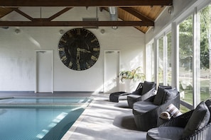 Innenpool, Liegestühle