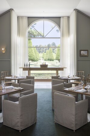 Se sirven desayunos, almuerzos y cenas; cocina europea moderna