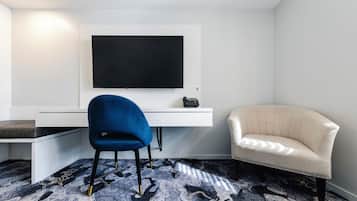 Deluxe Triple Room | Desk, laptop workspace, soundproofing, iron/ironing board