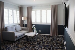 Habitación superior | Zona de estar | Una televisión