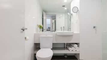 Deluxe Triple Room | Bathroom