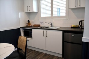 Habitación superior | Cocina privada | Refrigerador, cafetera y tetera y tetera eléctrica 