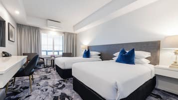 Twin Room | Desk, laptop workspace, soundproofing, iron/ironing board