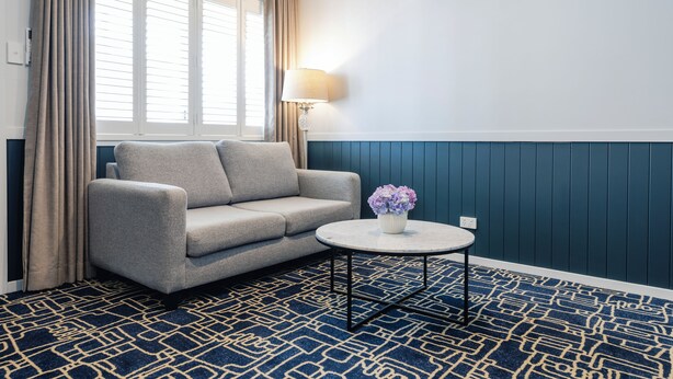 Deluxe 1 Bedroom Apartment | Living area - Hotel Kingsley (Hamilton)