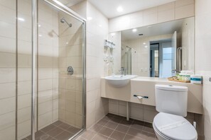 Superior Room (Queen) | Bathroom | Free toiletries, hair dryer, towels