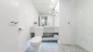 King Deluxe | Bathroom | Free toiletries, hair dryer, towels, soap