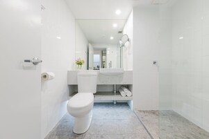 King Deluxe | Bathroom | Free toiletries, hair dryer, towels, soap
