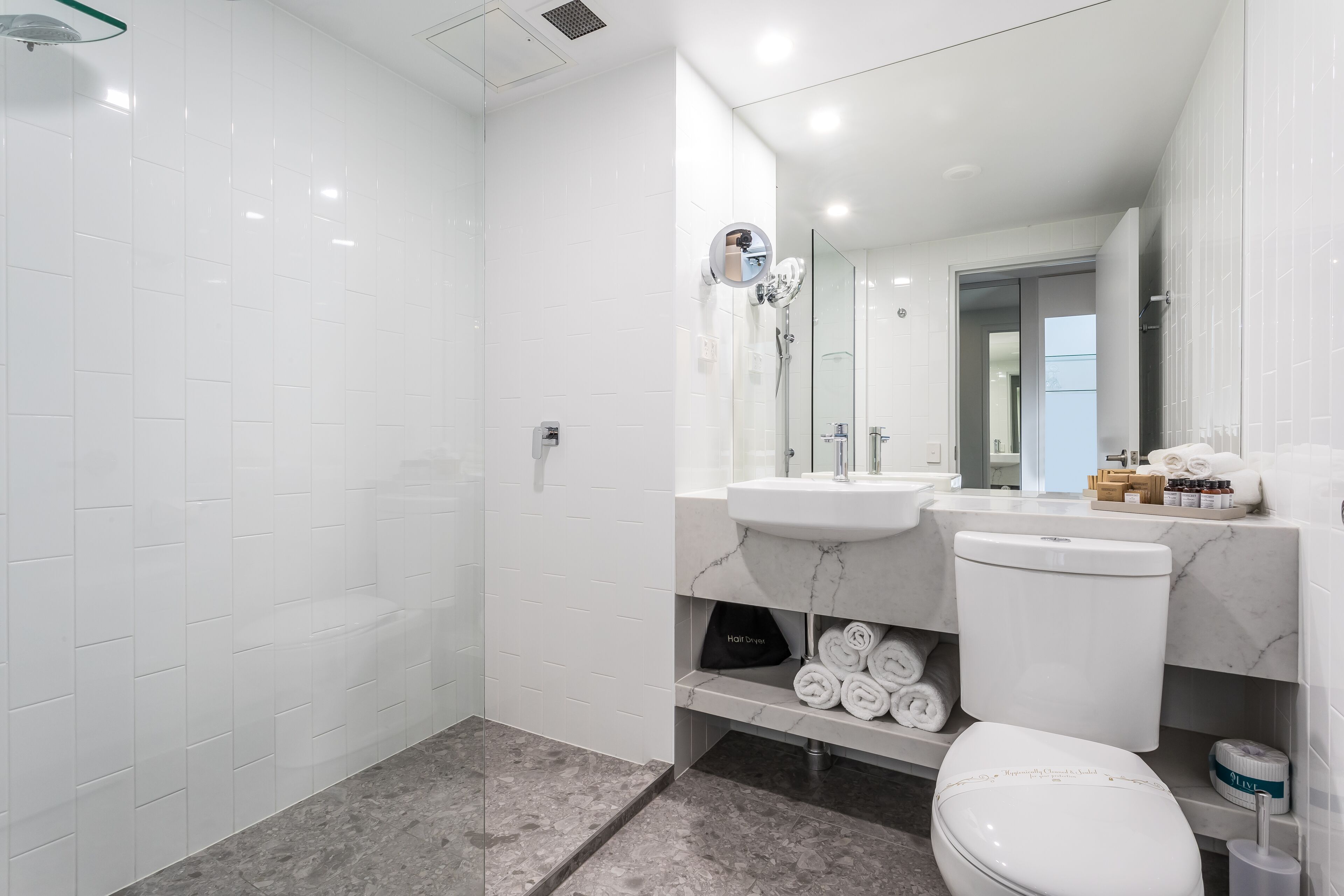 Amenidades de baño gratuitas, secadora de cabello, toallas 