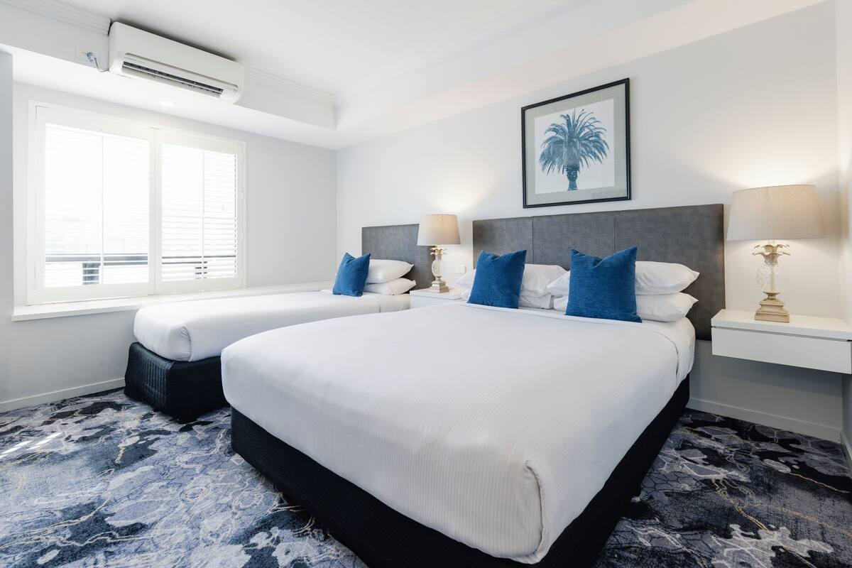 Deluxe Triple Room | Desk, laptop workspace, soundproofing, iron/ironing board