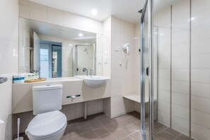 Quarto superior (Queen) | Banheiro | Produtos de toalete grátis, secador de cabelo, toalhas de banho 