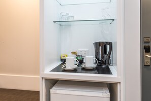 Deluxe Triple Room | Desk, laptop workspace, soundproofing, iron/ironing board