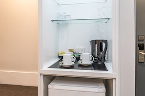 Habitación triple Deluxe | Escritorio, espacio para trabajar con laptop y insonorización