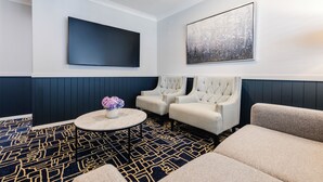 Deluxe Two Bedroom Apartment | Living area - Hotel Kingsley (Hamilton)
