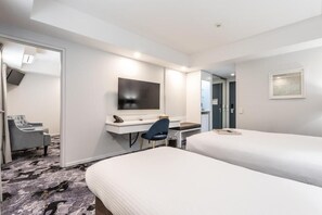 Habitación familiar | Escritorio, espacio para trabajar con laptop y insonorización 