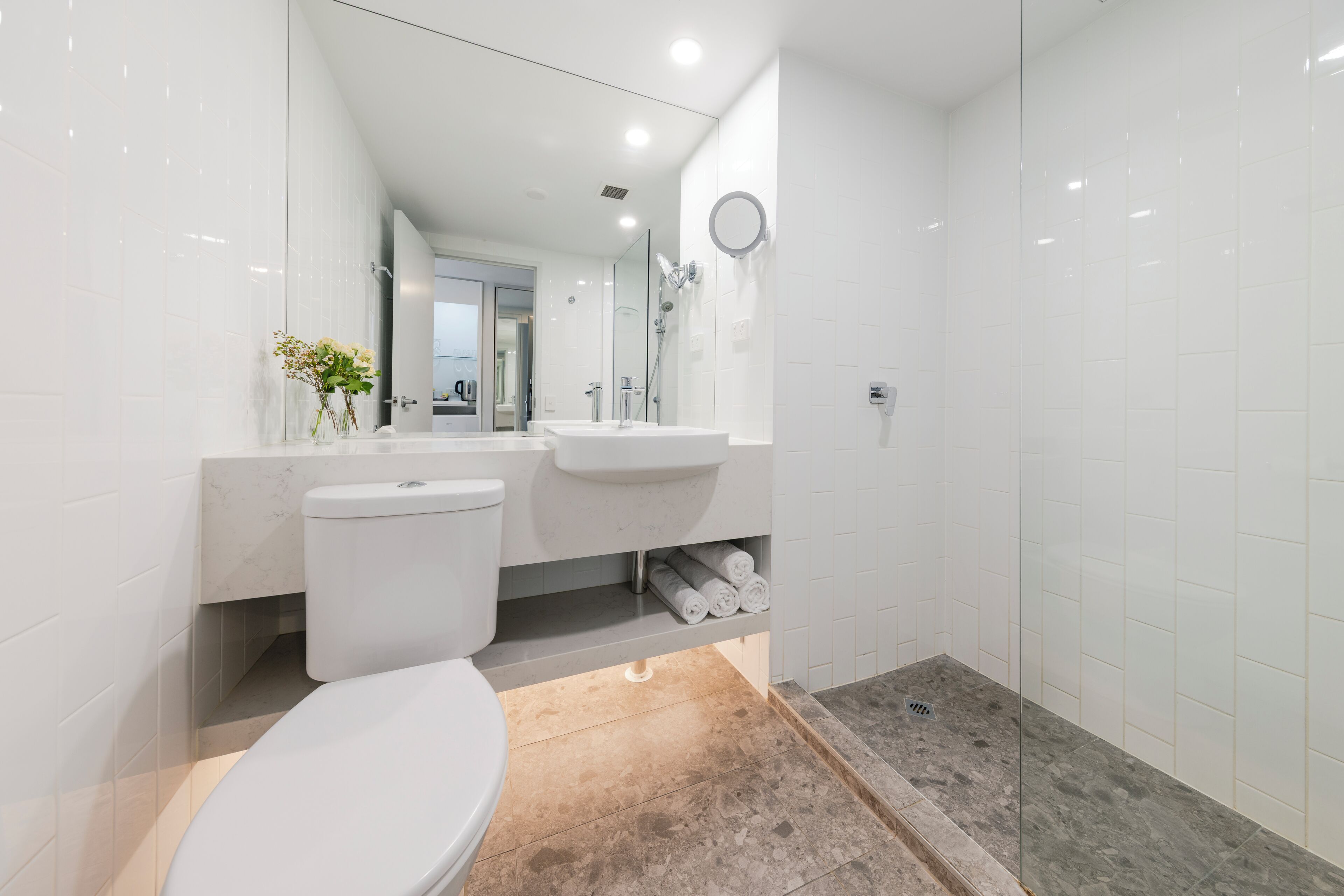 Habitación triple Deluxe | Baño | Amenidades de baño gratuitas, secadora de cabello, toallas, jabón 