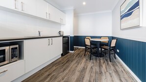 Deluxe Two Bedroom Apartment | Private kitchen - Hotel Kingsley (Hamilton)