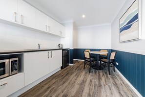 Deluxe-rum | Eget kök | Kaffe- och tebryggare, kylskåp och vattenkokare