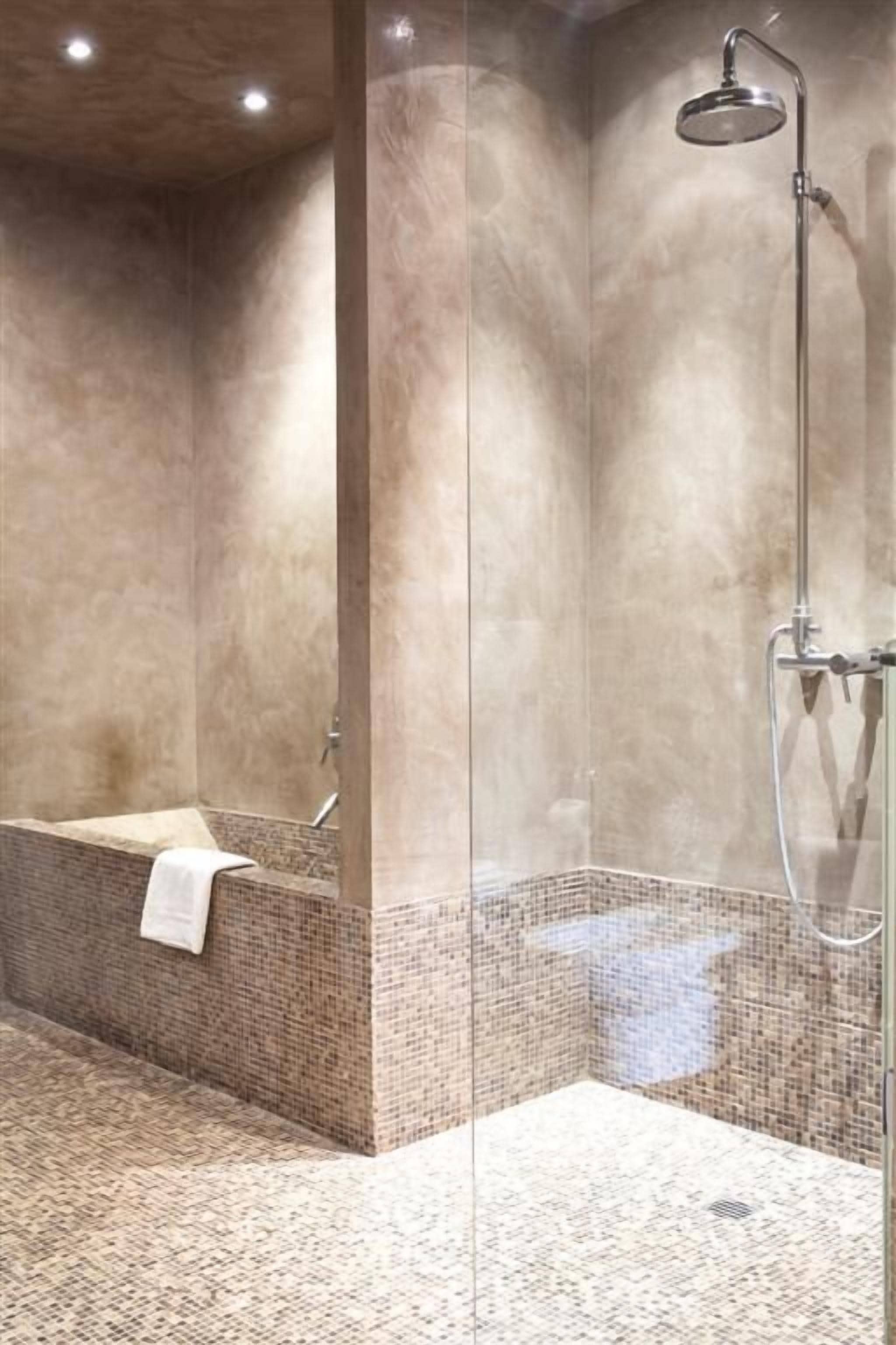 combined shower/bathtub, towels